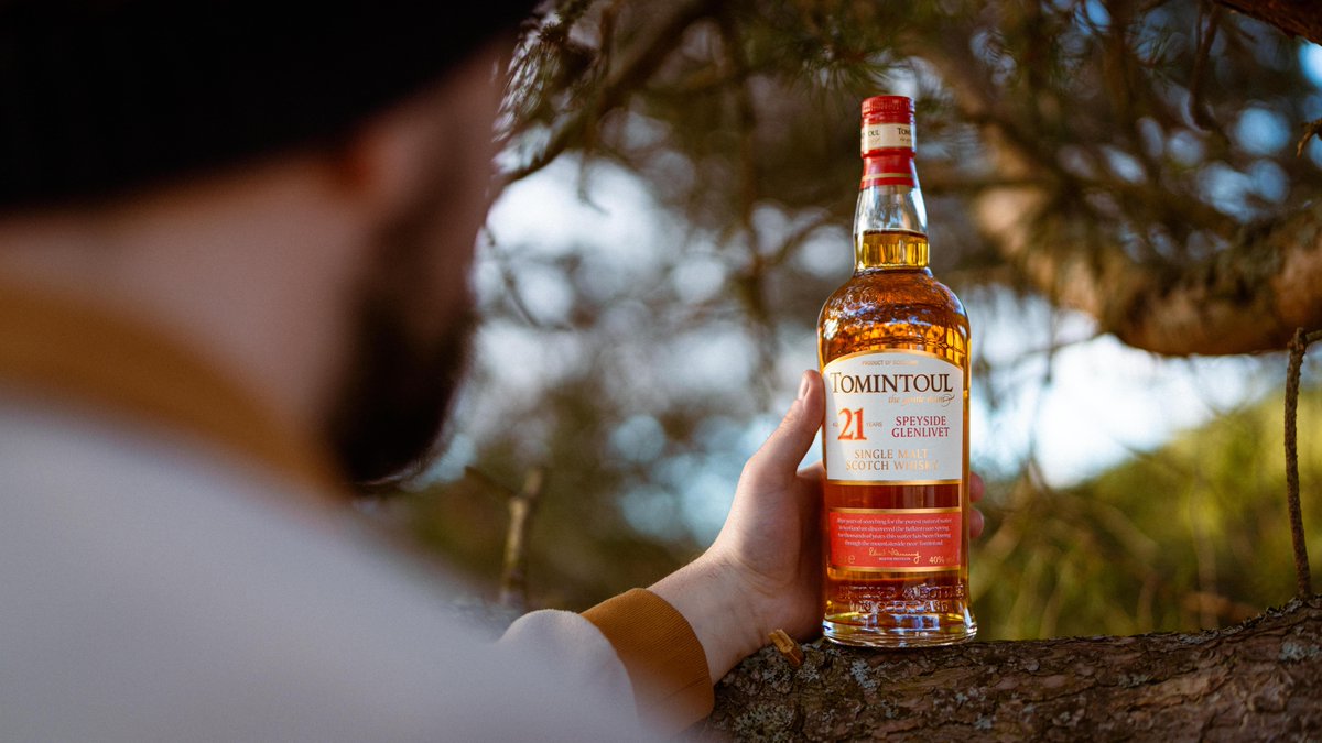 With an impressive score of 98/100 points at last year's International Wine & Spirits Competition, Tomintoul 21 Year Old stands as a true testament to the marriage of meticulous craftsmanship and the transformative power of time in aging single malt Scotch whisky.