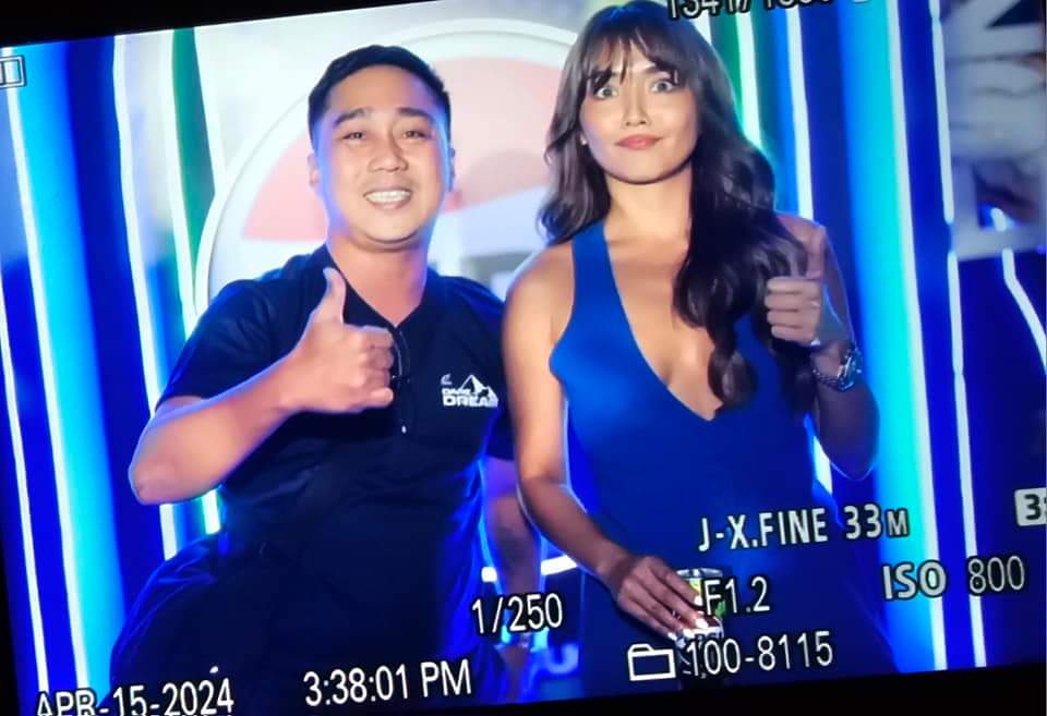 My hubby having a selfie with #KathrynBernardo. 🥰 He's a Pepsi Cola employee and today is their National Summit. Kathryn as their endorser is one of their guests for the said event. Alden is also in the same event being an endorser of Sting energy drink. SKL 😉