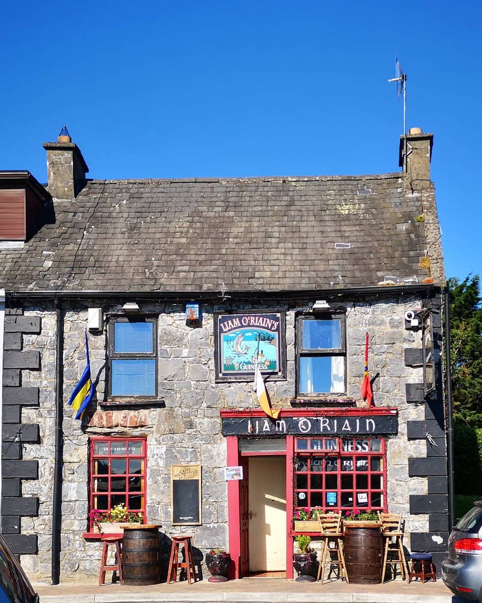 Looking to soak up some sun and experience the best of traditional Irish hospitality? Look no further than the traditional Irish pubs around #LoughDerg With stunning views, inviting barstools, & warm weather on the horizon, it's the perfect time to book your trip to Lough Derg.