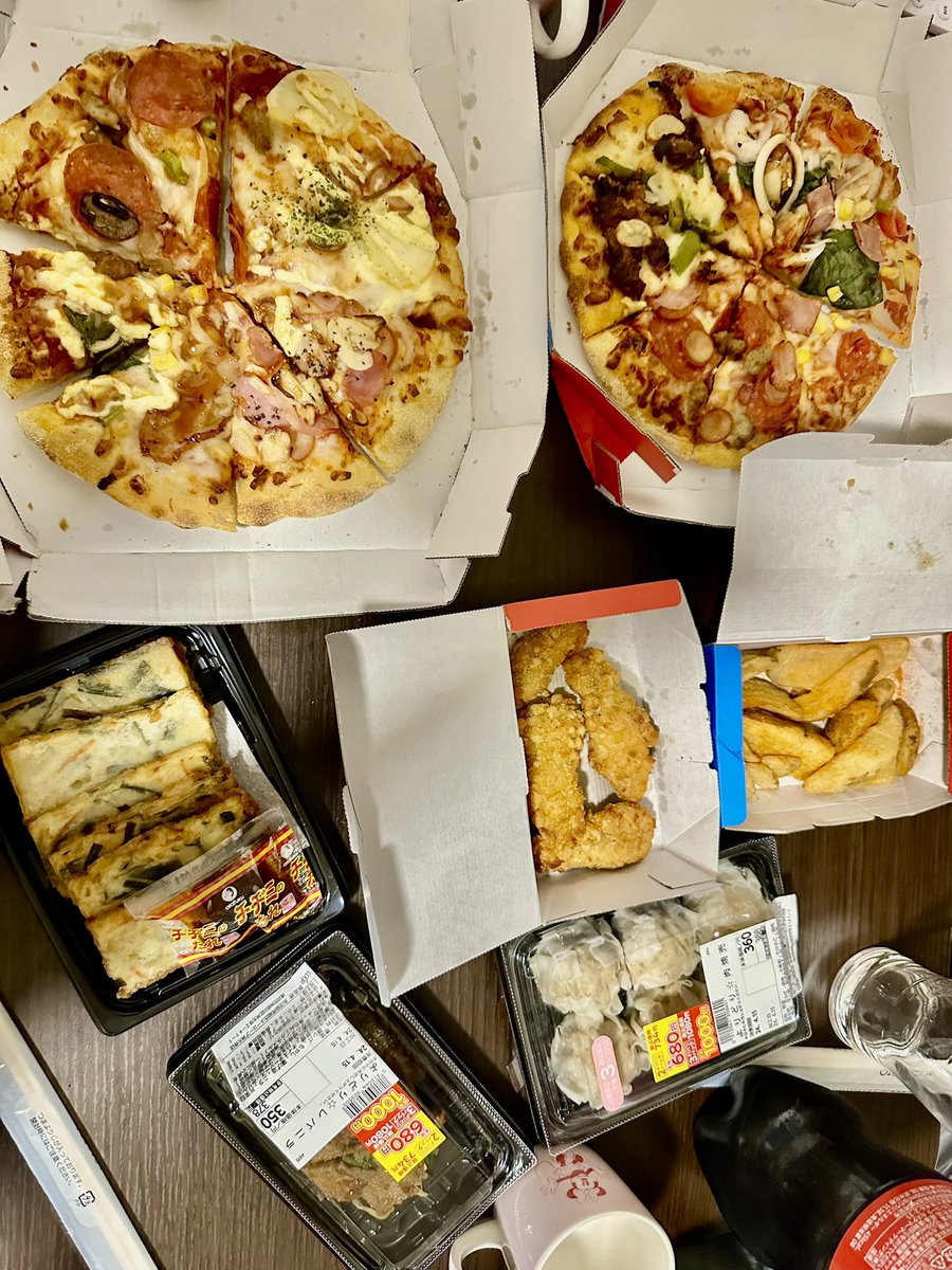 daishizen_ku's tweet photo. サークルでピザパなう！ https://t.co/va2bwddzO7