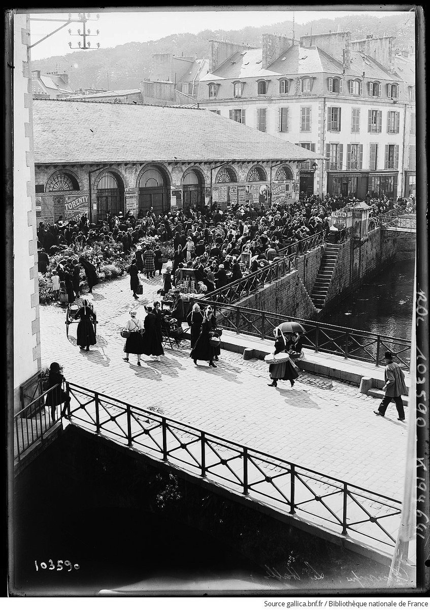 Jour de marché près des halles de Quimper, années 20. BNF