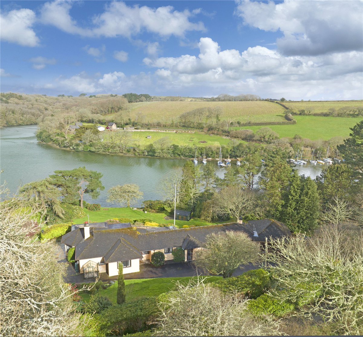 JS_Cornwall's tweet photo. COMING SOON!
#BudockVean #MawnanSmith #Falmouth #Cornwall
A splendid secluded #creeksidehome in a highly favoured position with direct #waterfrontage, #privatequay and #slipway. Guide price of £1,550,000.
https://t.co/hOvQKvgktK https://t.co/jRmO9czYou