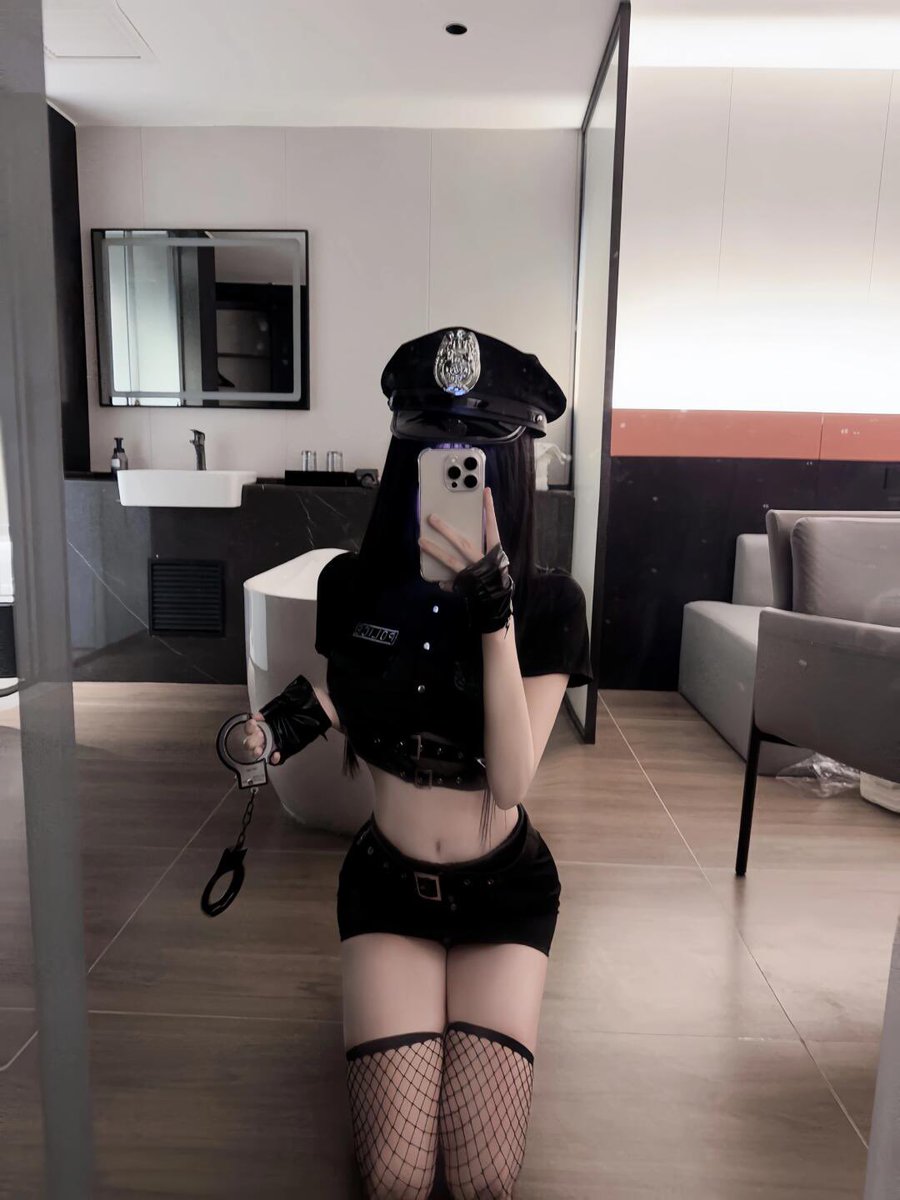 小狗太不乖了，只能铐住才会乖乖听妈妈的话 https://t.co/QvyBqKbylc