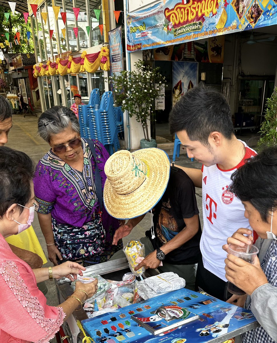สลับจากงาน #สงกรานต์สีลม มาลงพื้นที่กันต่อครับ💚

ร่วมงานสรงน้ำพระพุทธ พระสงฆ์และสรงน้ำขอพรผู้สูงอายุ ณ วัดแก้วแจ่มฟ้า สี่พระยา โดยมีผู้สูงอายุในเขตบางรักมาร่วมกิจกรรมกันอย่างอบอุ่นครับ

รถไอติมเลี้ยวผ่านมา🍦เลยเหมาแจกเลยครับ 55

ปล. วันนี้ #สงกรานต์ ใน #สีลม