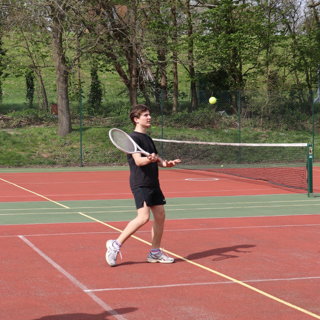 MHShortCourses's tweet photo. Taking advantage of the sunny weather with their last sports lesson, the students enjoyed a spirited game of tennis. A perfect day of sport and fun! ☀️🎾

#MillHillShortCourses #MillHillShortCoursesSports https://t.co/tkAJnqYs2Z