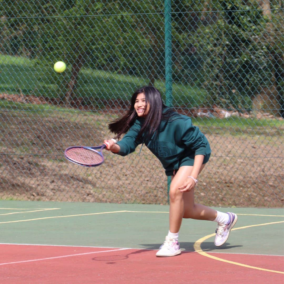 MHShortCourses's tweet photo. Taking advantage of the sunny weather with their last sports lesson, the students enjoyed a spirited game of tennis. A perfect day of sport and fun! ☀️🎾

#MillHillShortCourses #MillHillShortCoursesSports https://t.co/tkAJnqYs2Z