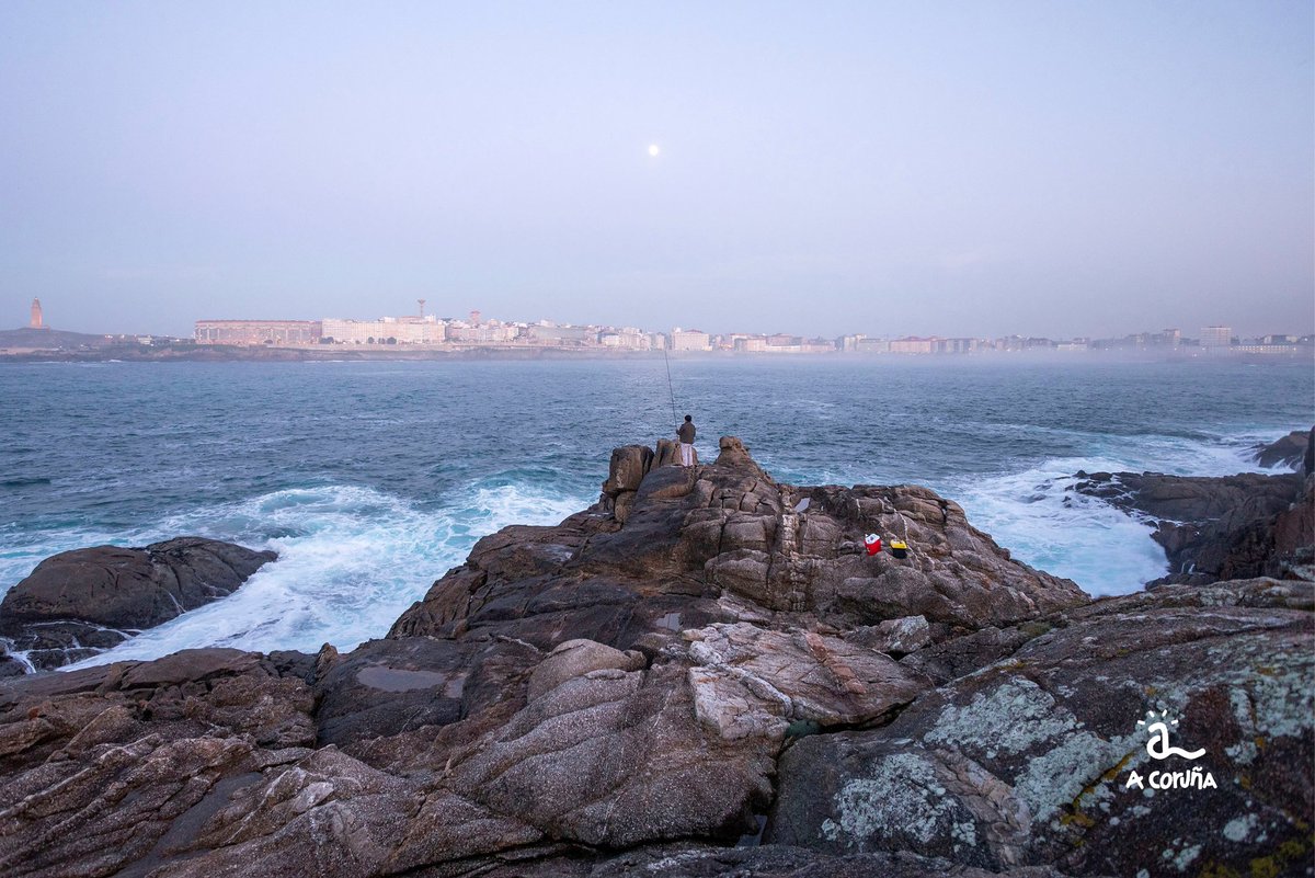 A Coruña, tierra de mar 🌊 Siempre recomendamos terminar el día con un paseo por la hermosa costa de la ciudad herculina. #VisitCoruna #CulturadeVivir