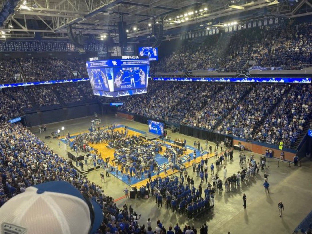 #BBN #WeAreUk Sunday, April 14 amazing thing 

happened. In middle of #MLB games ⚾️. #Nascar

#NBA 🏀 final day playoffs seeds undecided 

#Masters Final round ⛳️. + 20,OOO #Kentucky fans showed 

up for a press conference 🎙️. 6,000 couldn’t get in.

💙 #KentuckyStrong 💪 #UK