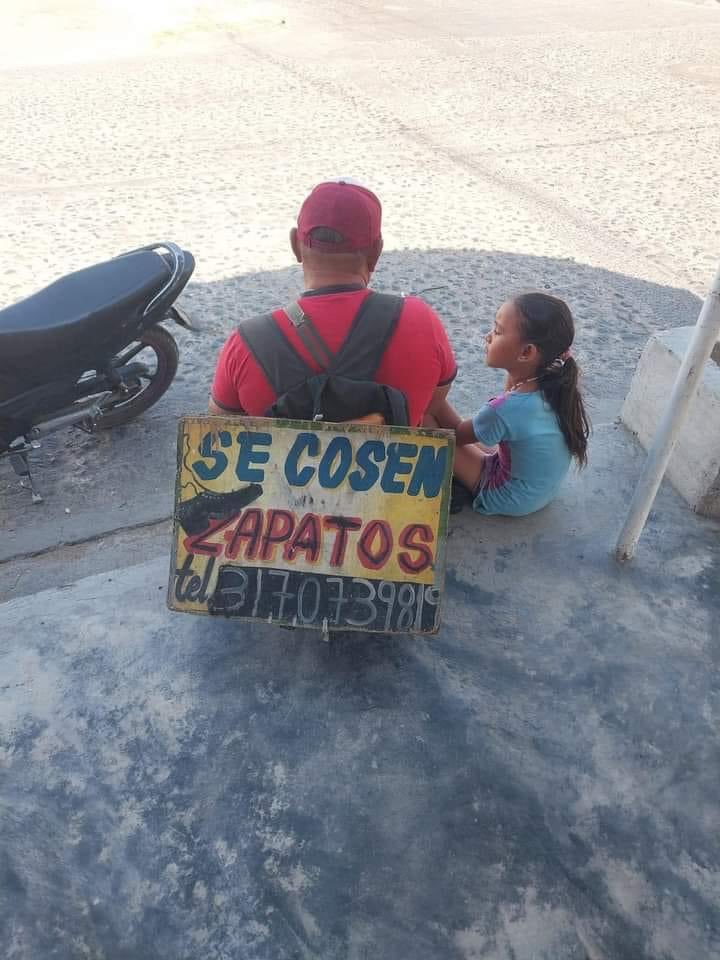 diegoandres_g's tweet photo. En Maicao, la Guajira 🇨🇴 hay un hombre de la tercera edad que arregla zapatos para sobrevivir. 
Llámalo que puede ir a tu casa, esta es la gente que se merece nuestra ayuda y no quiere nada regalado. ¡Qué Dios te bendiga grandemente campeón!

3170739819 https://t.co/JEkspwm5R9