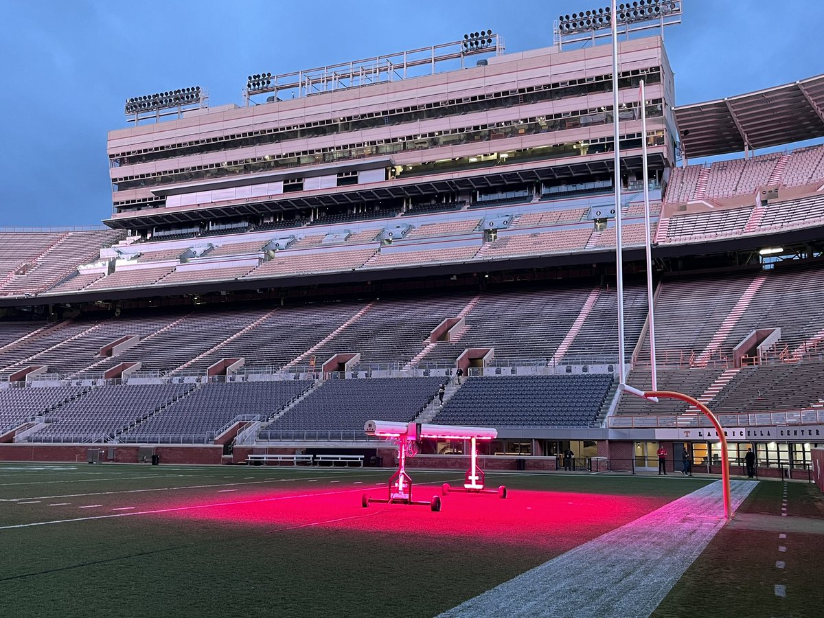 JThornton1414's tweet photo. Good time in Tennessee last week at the @FIFAcom Pitch Research Field Day at @UTKnoxville Amazing work being done there that is going to impact this industry for years to come!  Looking forward to the years ahead!  Cheers! #FIFAWorldCup #FIFA #sglsystem @SGLsystem https://t.co/qjpZWHraK2