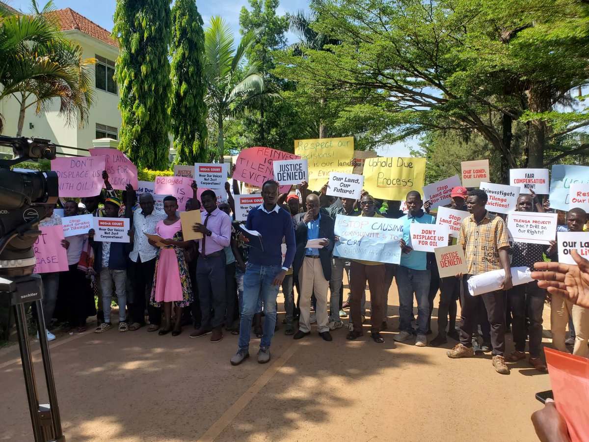 Police in Uganda are breaking up a peaceful protest of families being forcefully evicted by @TotalEnergies' Tilenga oil project. Amongst many concerns, households say compensation offered is not the true value of their properties #StopEACOP @witness_radio twitter.com/witness_radio/…