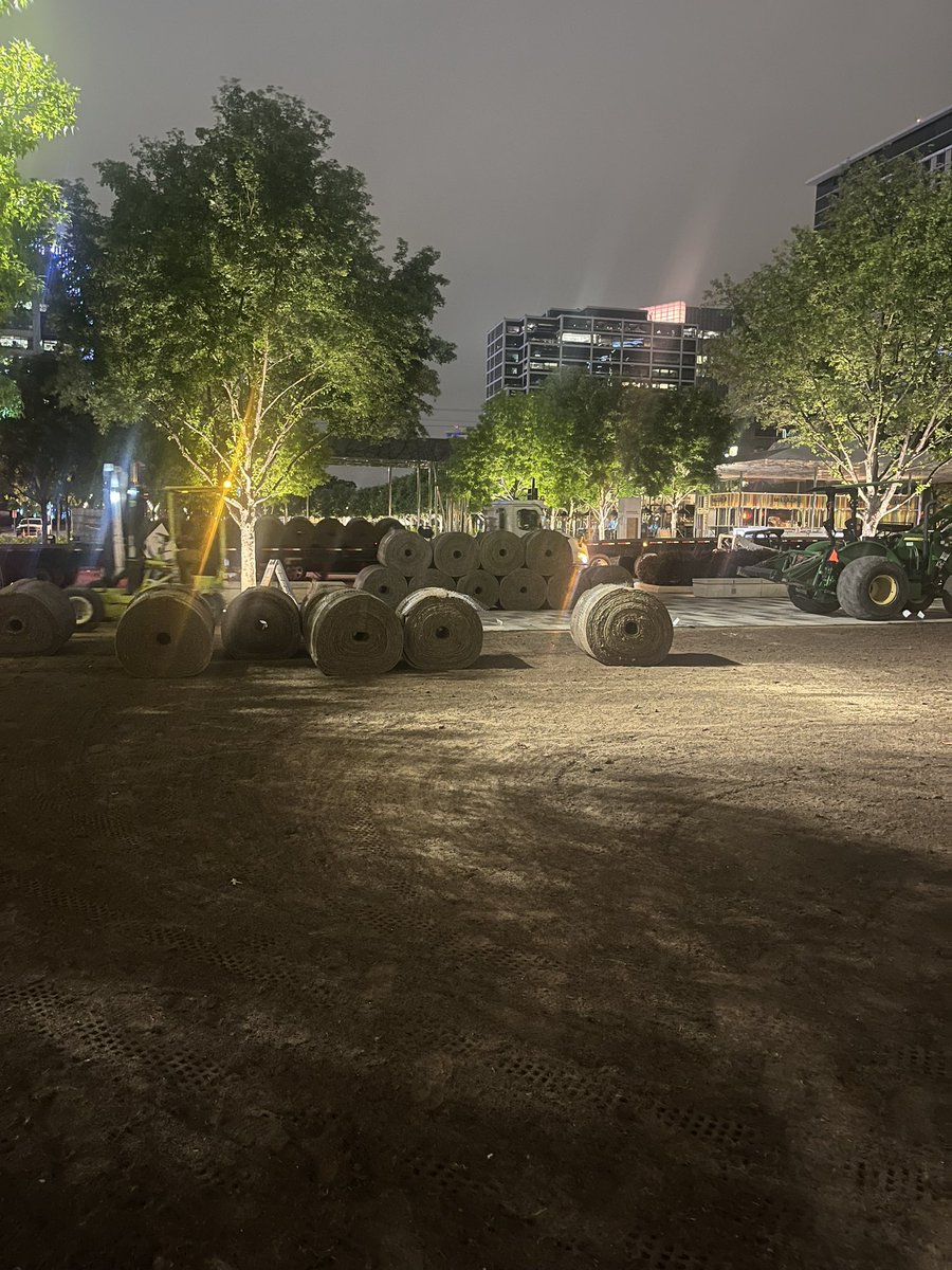 theparkguy's tweet photo. New #tiftufbermuda for the east lawn @KlydeWarrenPark @GrassTri @glkturftexas @glkturftx_rick https://t.co/5hb9epBYy9