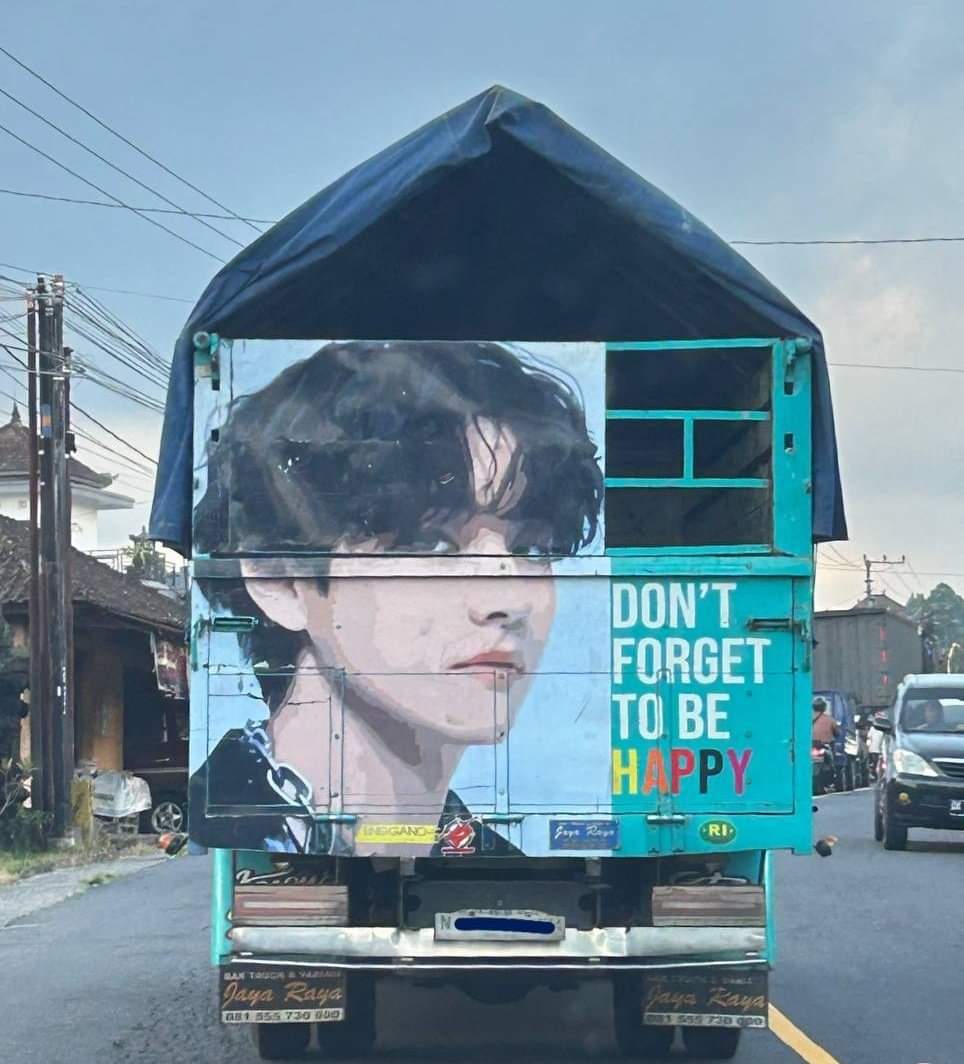 [INFO] Taehyung going viral in Indonesia, his photo with 'don't forget to be happy' is displayed on truck during the eid homecoming flow
Taehyung is everywhere for real💚#KimTaehyung