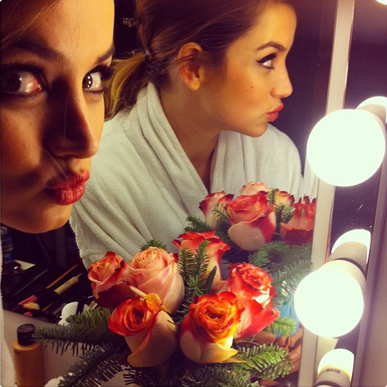 Hair and makeup time. Mujer en el trabajo. 😘💐 #onset