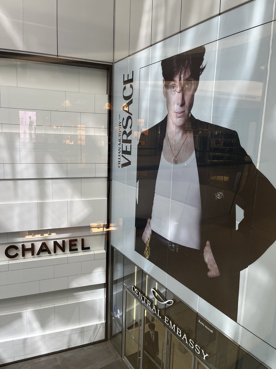 #Random. One day you are working on the #atombomb 😬#ManhattanProject. The next day you are in a #Versace ad. #justsaying. 

#CillianMurphy @CillianMurphyOG @Versace @OppenheimerFilm — Spotted while escaping into a mall during #Songkran 💦 here in Bangkok. #ThaiWaterFestival