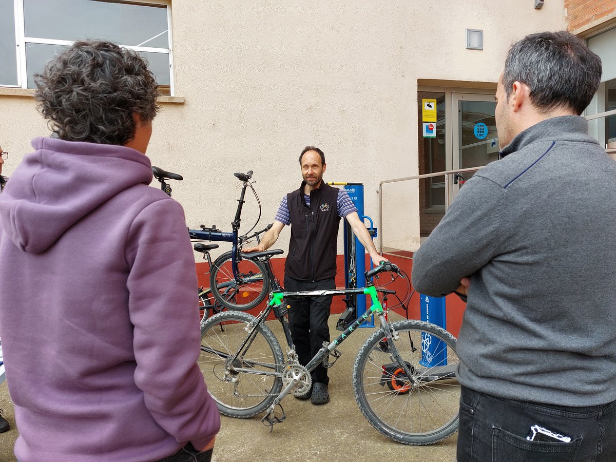 upcmanresa's tweet photo. 💚A la @upcmanresa comencem la #SetmanaSaludable de @la_upc amb un taller d'autoreparació de bicicletes on hem utilitzat l'inflador i el punt d'autoreparació que tenim al pati
@EsportsUPC @UPCSostenible
#SetmanaSaludableUPC #EsportsUPC #MoulaUPC https://t.co/ftrMalk6jS