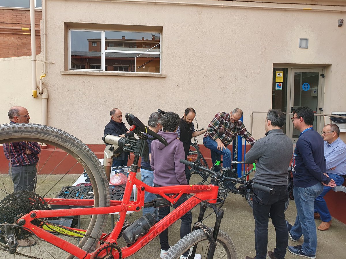upcmanresa's tweet photo. 💚A la @upcmanresa comencem la #SetmanaSaludable de @la_upc amb un taller d'autoreparació de bicicletes on hem utilitzat l'inflador i el punt d'autoreparació que tenim al pati
@EsportsUPC @UPCSostenible
#SetmanaSaludableUPC #EsportsUPC #MoulaUPC https://t.co/ftrMalk6jS