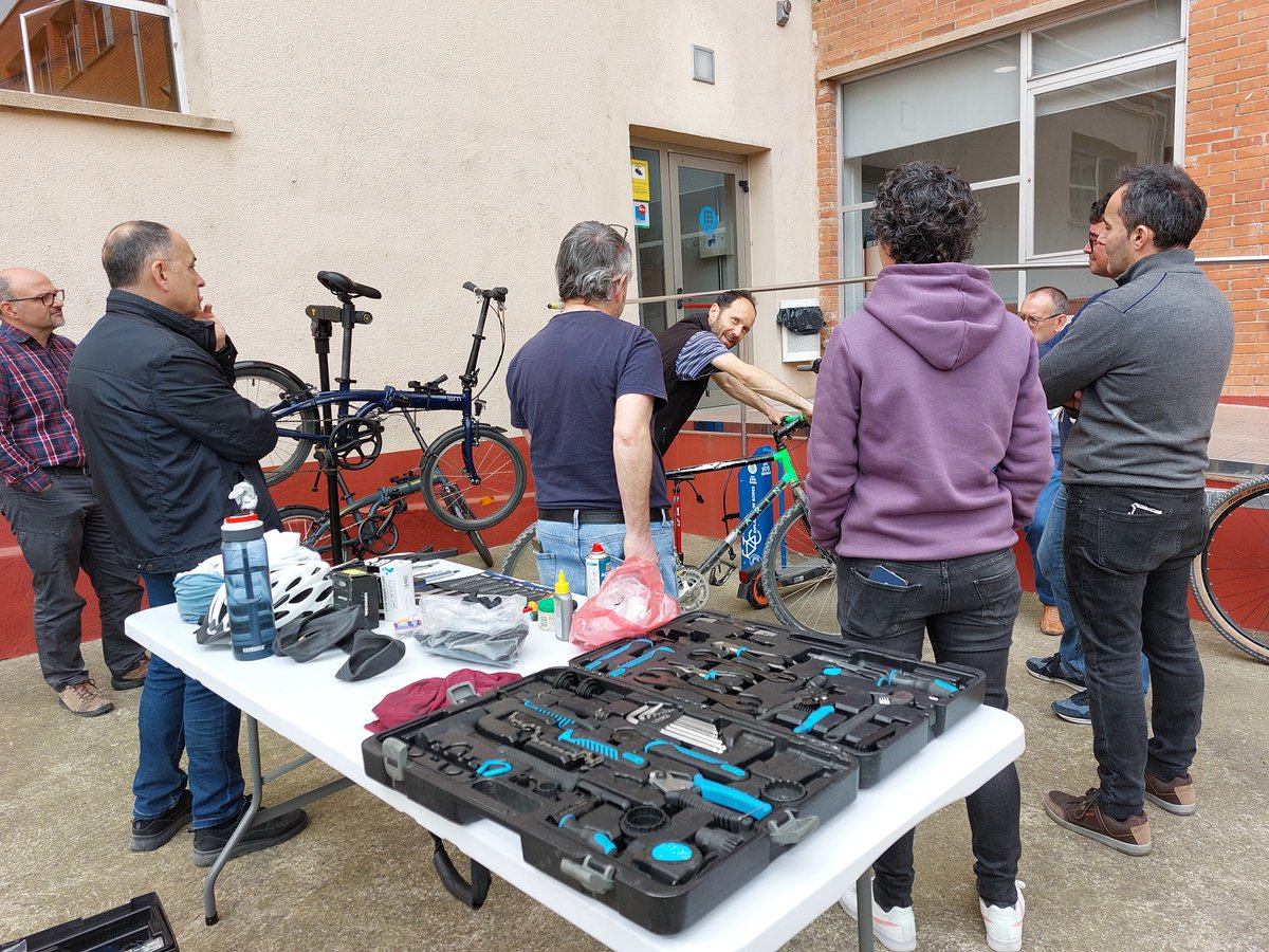 upcmanresa's tweet photo. 💚A la @upcmanresa comencem la #SetmanaSaludable de @la_upc amb un taller d'autoreparació de bicicletes on hem utilitzat l'inflador i el punt d'autoreparació que tenim al pati
@EsportsUPC @UPCSostenible
#SetmanaSaludableUPC #EsportsUPC #MoulaUPC https://t.co/ftrMalk6jS