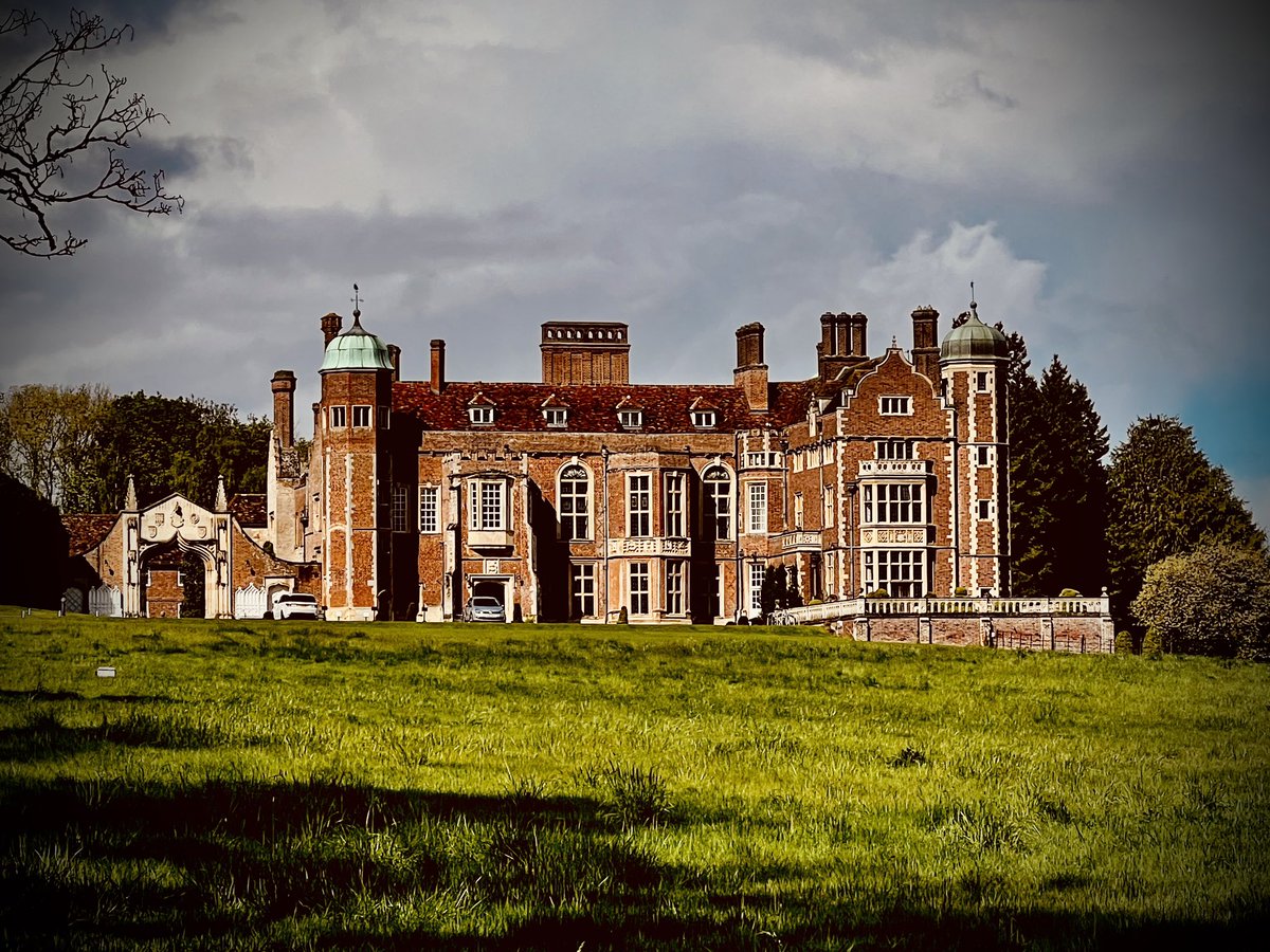 RuthDugdall's tweet photo. Teaching & talking & thinking at #madingley #MACrimeWriting https://t.co/szNPKpsAhd