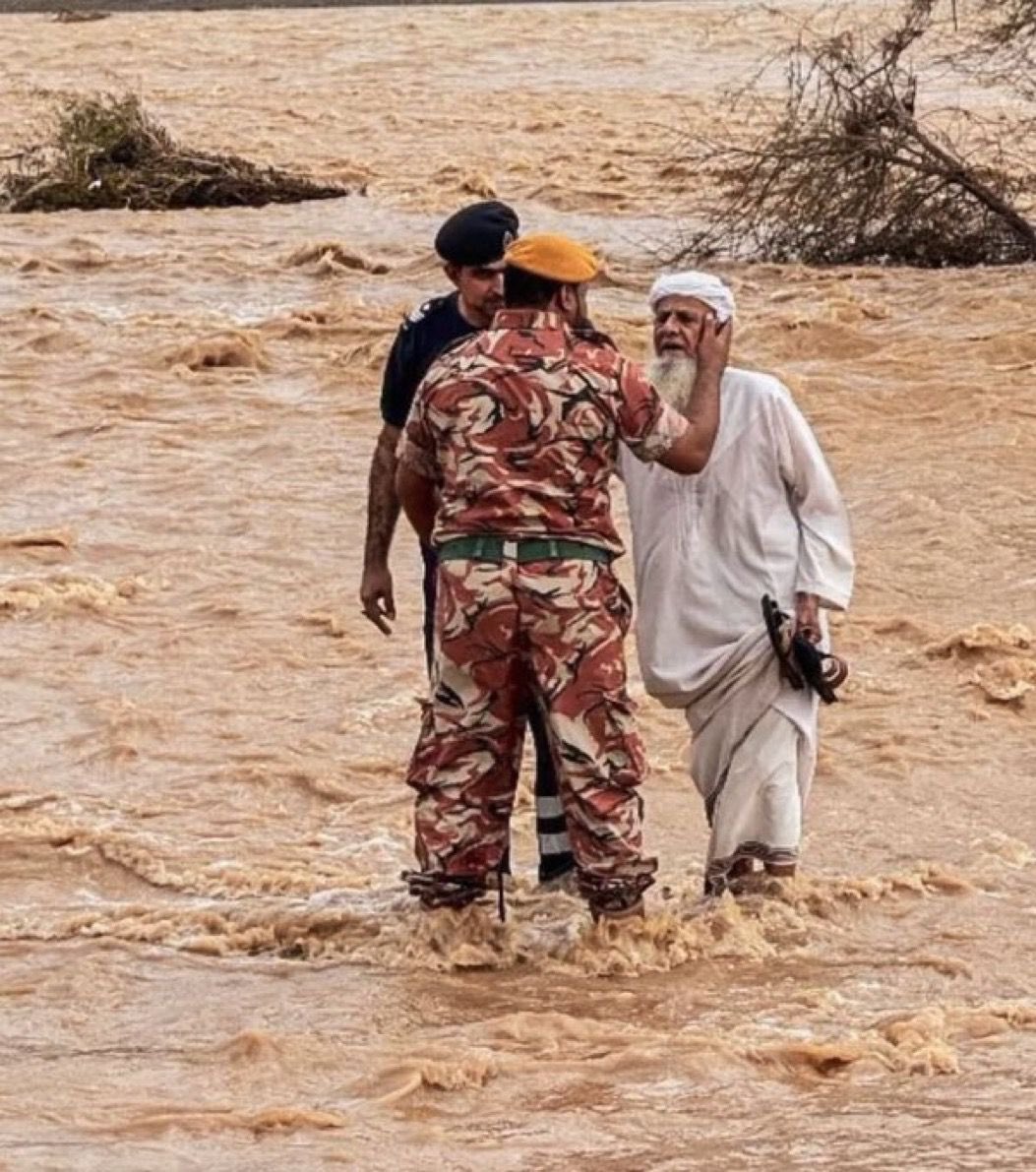 قِفا نبكِ من ذِكرى حَبيبٍ ومنزلِ ..