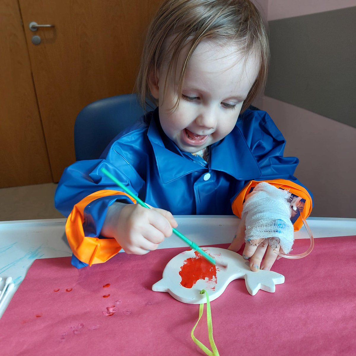 It's #WorldArtDay 📷 Play is such a powerful part of a child's recovery & their hospital journey, helping to create positive experiences for both them & their family, which involves creativity through arts & crafts with the help of our Play Team