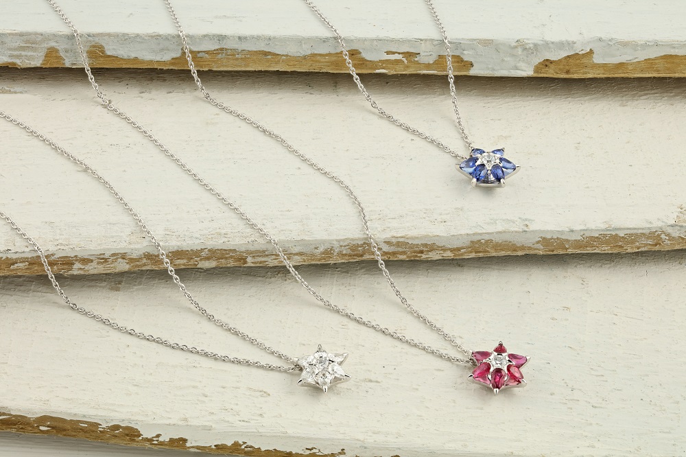 A little floral finery to start the new week in style...

#necklaces #finejewellery