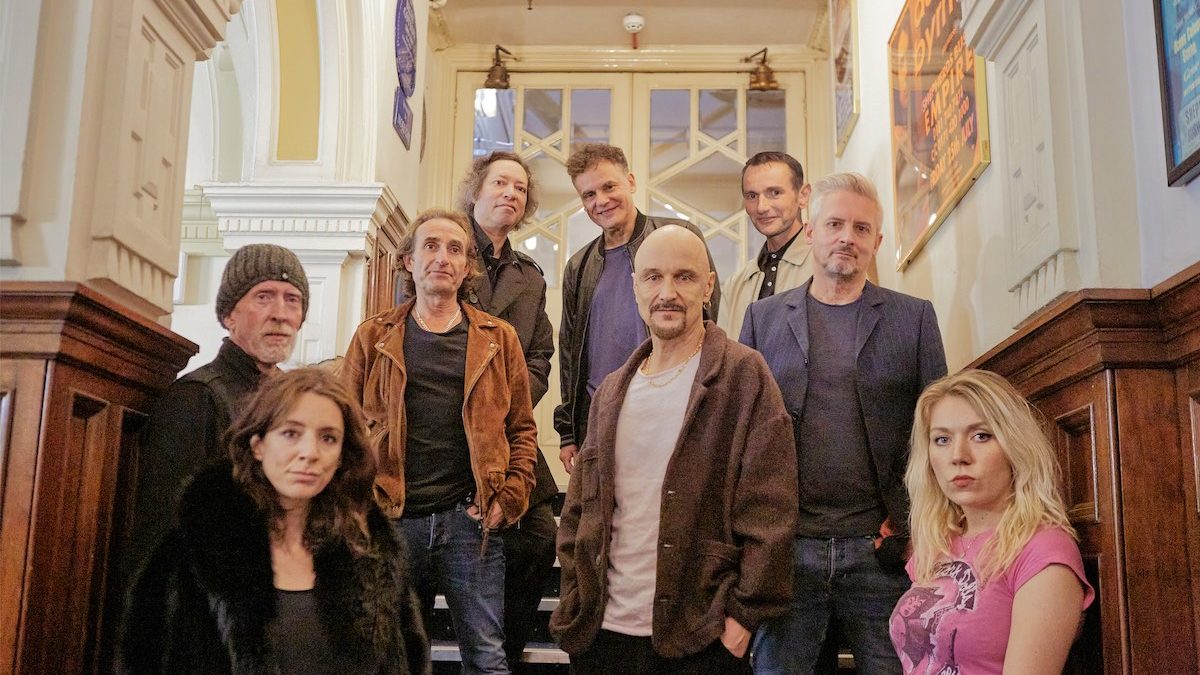 It's been nearly 3️⃣ 0️⃣ years since James (@wearejames) took an album all the way to Number 1 in the UK - can Yummy put them back on top? officialcharts.com/chart-news/jam…