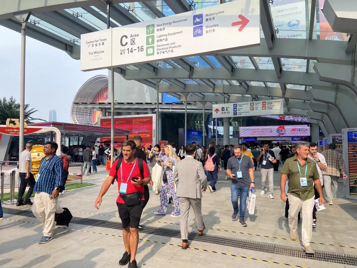 Caught in the hustle and bustle of the Canton Fair for the second time! Guangzhou's vibe is contagious, and the opportunities are endless. #CantonFair #Guangzhou #TradeFair