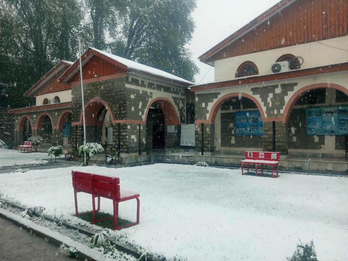 #Chitral Museum becomes a canvas of pristine beauty as snow delicately blankets its surroundings. This view offers a unique experience for visitors at the #ChitralMuseum to witness such beauty. #KPArchaeology