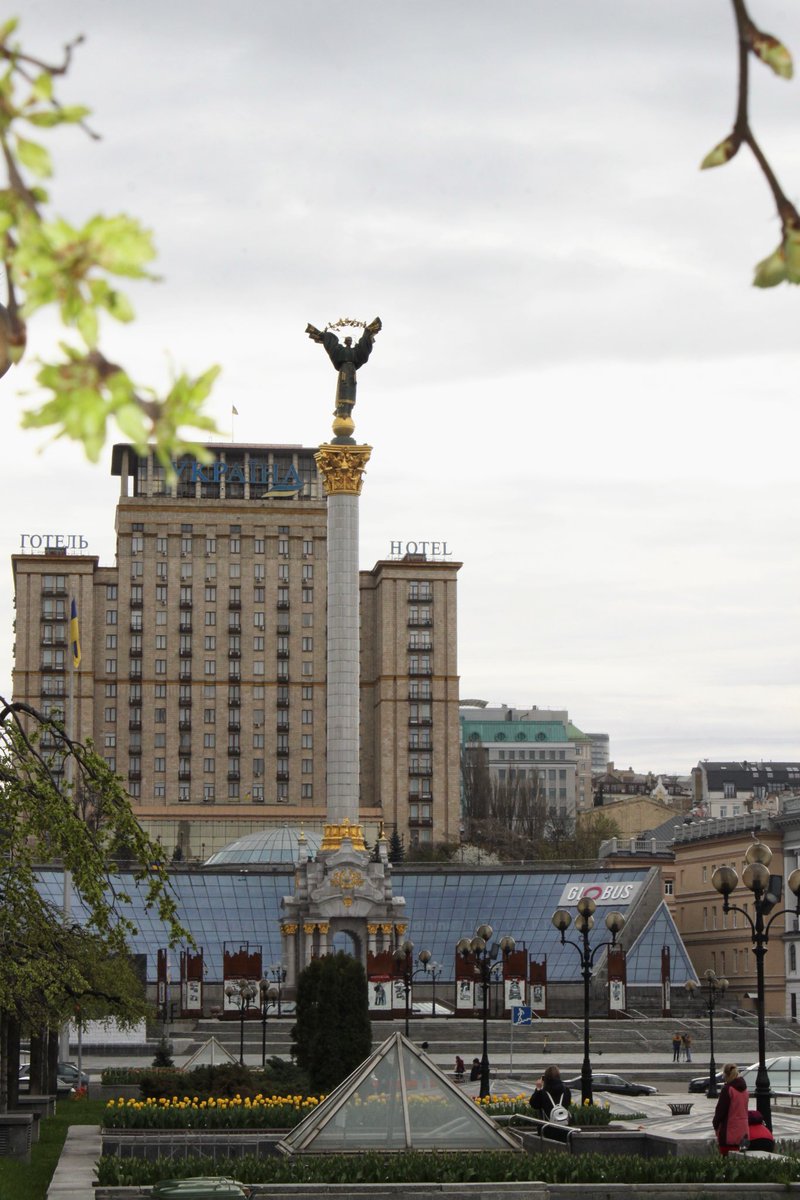 КИЇВ 💛💙 KYIV 
Київ зранку. 
Фото Києва за моїм #київ_фото_ludmila 

#spring #весна #Київ #Kyiv #паркперемога #street  #Україна #Ukraine  #thevillageua #паркикиєва #streetphotography #StreetPhot  #streetmoment #київрозквітає  #citylife #фотоКиєва #canon  #веснаувеликомумісті