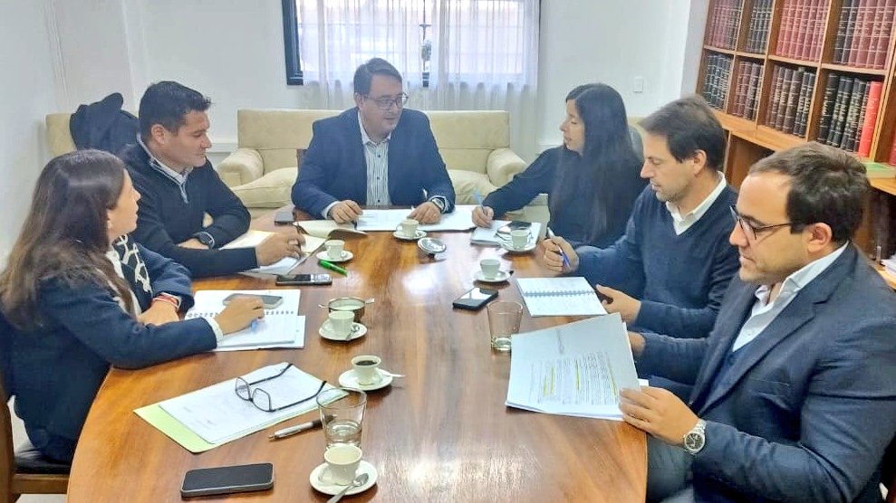 ecampos_mza's tweet photo. Reunido con el  Dr. Andrés Privitelo, el Lic. Jorge López, la Lic. Daniela García y la Dra. Carolina Lettry, abordando el importante tema de las herencias vacantes.
#TrabajoEnEquipo #HerenciasVacantes 🤝📜 https://t.co/zTTt3U1vjb