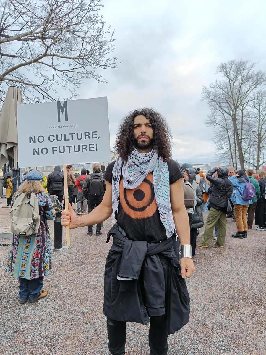 No Culture, No Future! ✊
From today’s demonstration in Helsinki, against the culture cuts the Finnish government has planned.
#kivivoittaasakset 
#kulttuurionperuskallio
<a href="/muusikkojen/">Muusikkojen liitto</a>