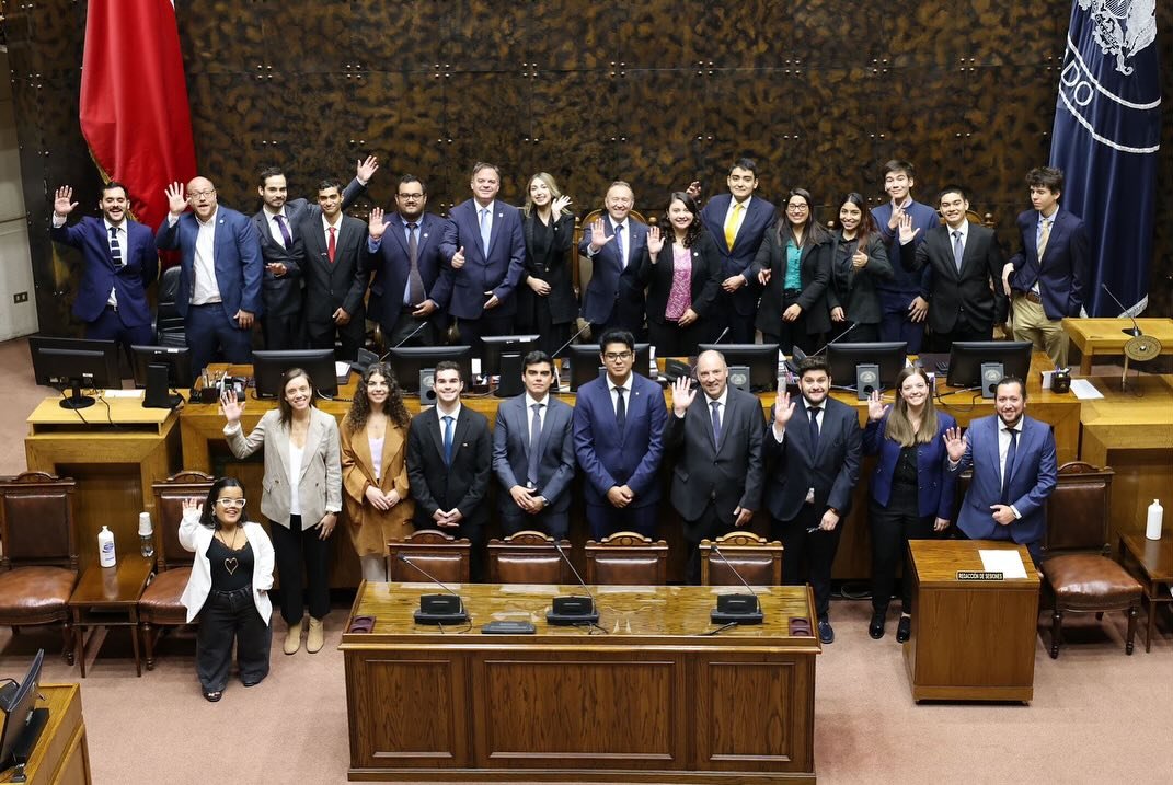 🏦 Nuestra directiva de la <a href="/JuventudEvopoli/">Juventud Evópoli</a> fue partícipe del seminario “Política, Juventud y Futuro”, organizado por <a href="/FundacionCivico/">Fundación Chile Cívico</a> y la <a href="/Kas_Chile/">KAS Chile</a>. 

Junto a jóvenes líderes de distintas regiones del país se reunieron con la nueva Mesa Directiva del <a href="/Senado_Chile/">Senado Chile</a>, para