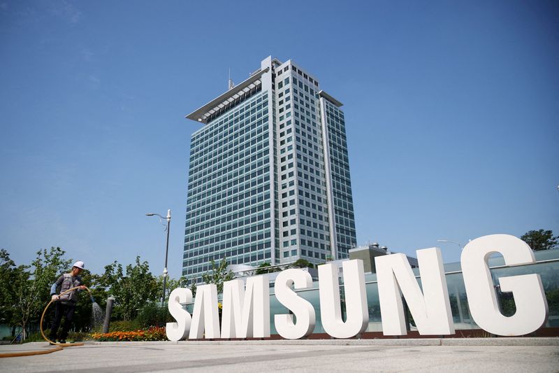 Samsung is once again the leader in global smartphone shipments newsfeeds.media/samsung-is-onc…