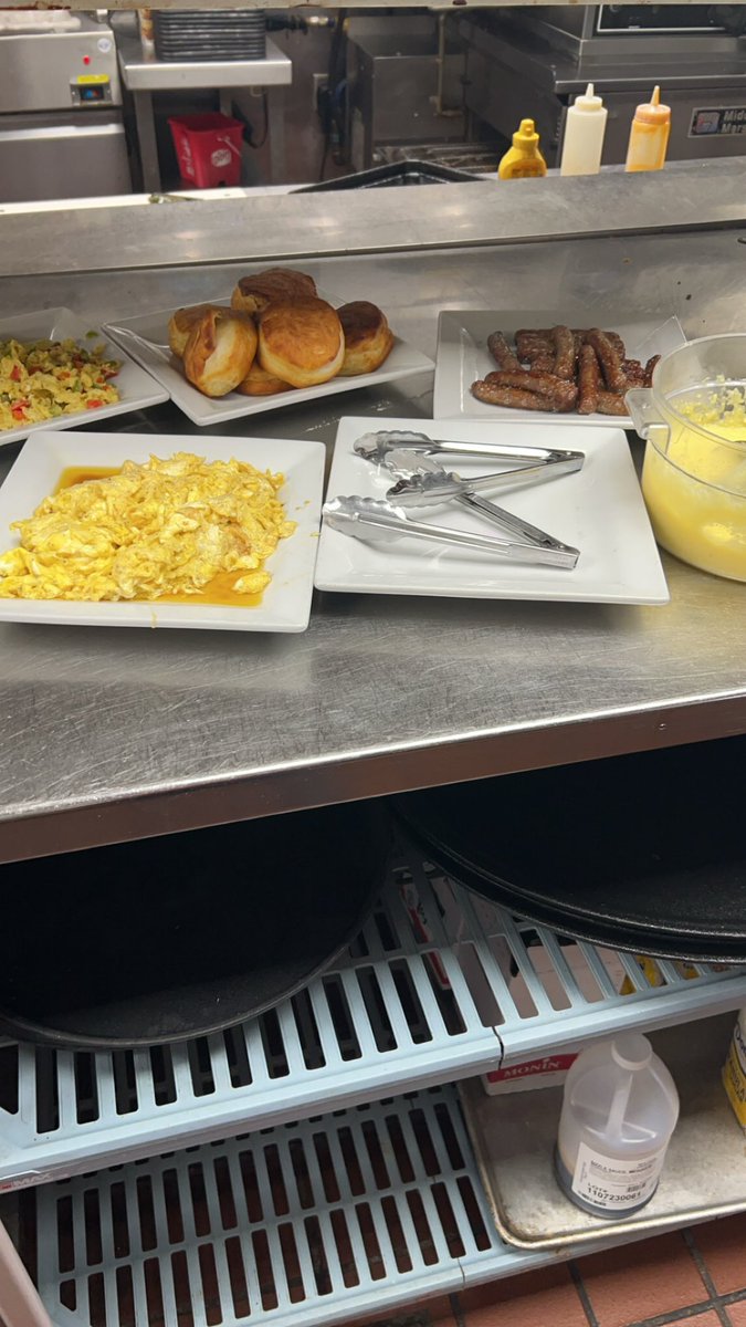 AnetteBowring's tweet photo. A successful day begins with a GREAT breakfast @SavoieRay @Tee_Triggs @neufeldjosh1 @dougcomings @taryn_mahaffey 
#chilis
#chilishouma
#chilis♥️ https://t.co/HM672T7c5t