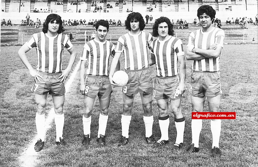 En 1973 Instituto de Córdoba afronta por primera vez un torneo Nacional y arma un equipazo. En la foto
José Luis Saldaño, Osvaldo Ardiles, Mario Kempes, Alberto Beltrán y Daniel Willington.    'El Gráfico'
#NoDigaGolDigaKempes