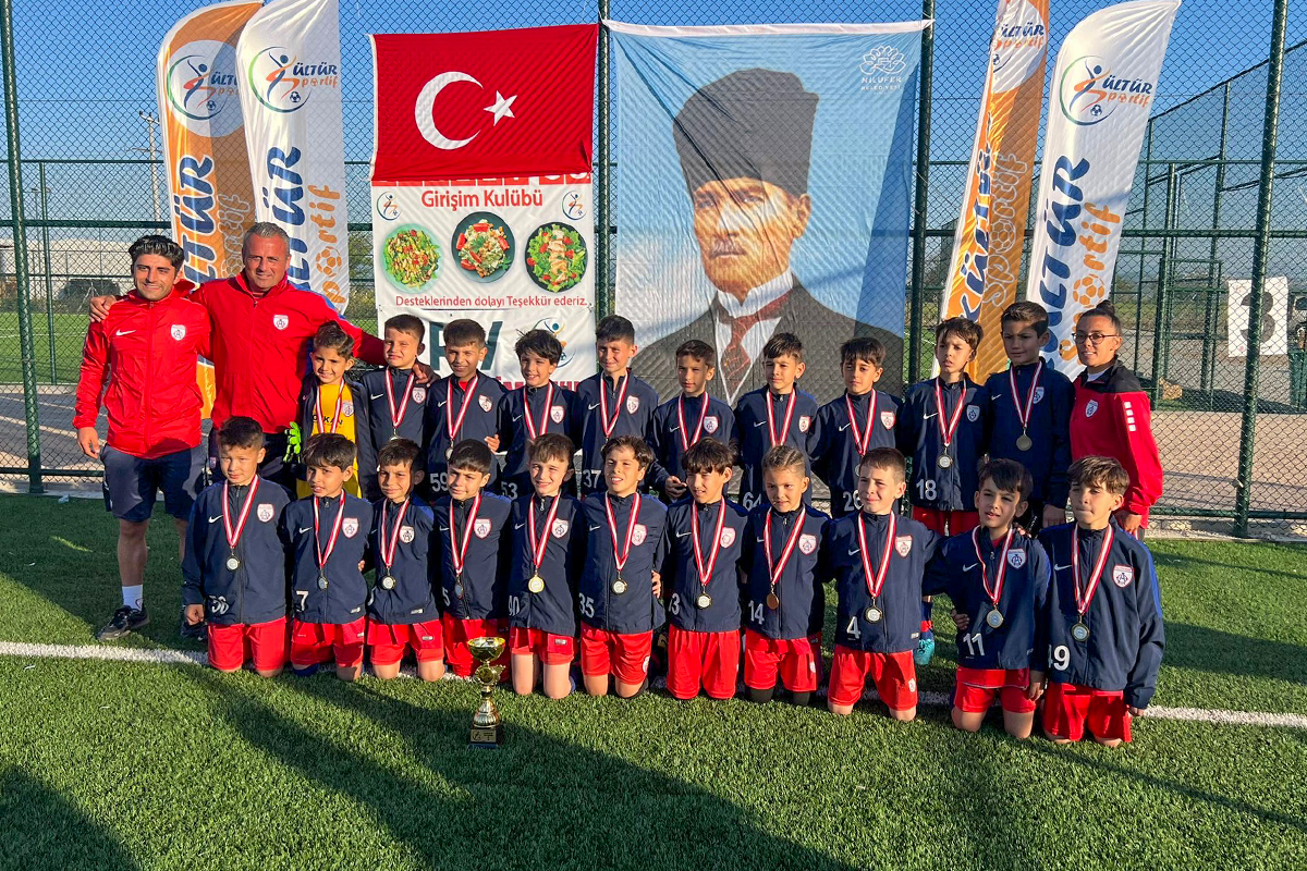 Altınordu U9 Takımımız, Bursa’da gerçekleştirilen KÜLTÜR-CUP U9 Turnuvasını namağlup birinci olarak tamamladı. #TürkiyeninAltınordusu #TheTalentFactory #İyiBireyİyiVatandaşİyiFutbolcu #YereldenEvrensele