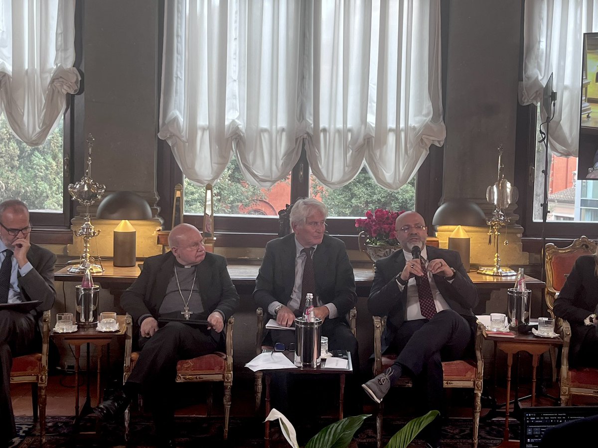 Amb. Di Nitto ha dato il benvenuto ai partecipanti a evento “I giovani motore della conversione ecologica”. Interventi di Mons. Sorrentino @FrancescoEcon e del Prof. @FCorvaro . A breve Paolo Conversi e Bianca Beccaris @TerzaLoggia. Segui la diretta su: m.youtube.com/watch?v=8qlFpV…