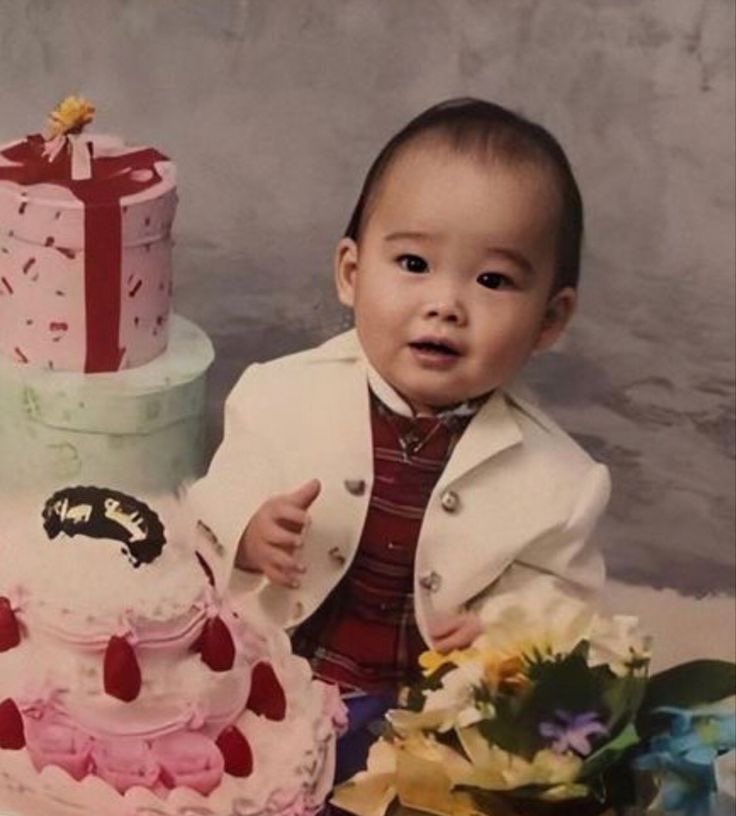 nyxnikis's tweet photo. Enhypen Ni-ki but as you scroll down, he gets older !

⁃appreciation thread for Ni-ki; 🖤 https://t.co/8jZax30Gs7