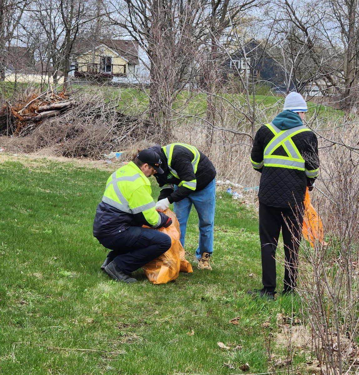 A big thank you to our team members who were happy to lend a helping hand to our Ward 11 neighbours with some spring cleaning at the Mount Hope Community Clean-Up on Saturday 😊 #EarthMonth #HamOnt