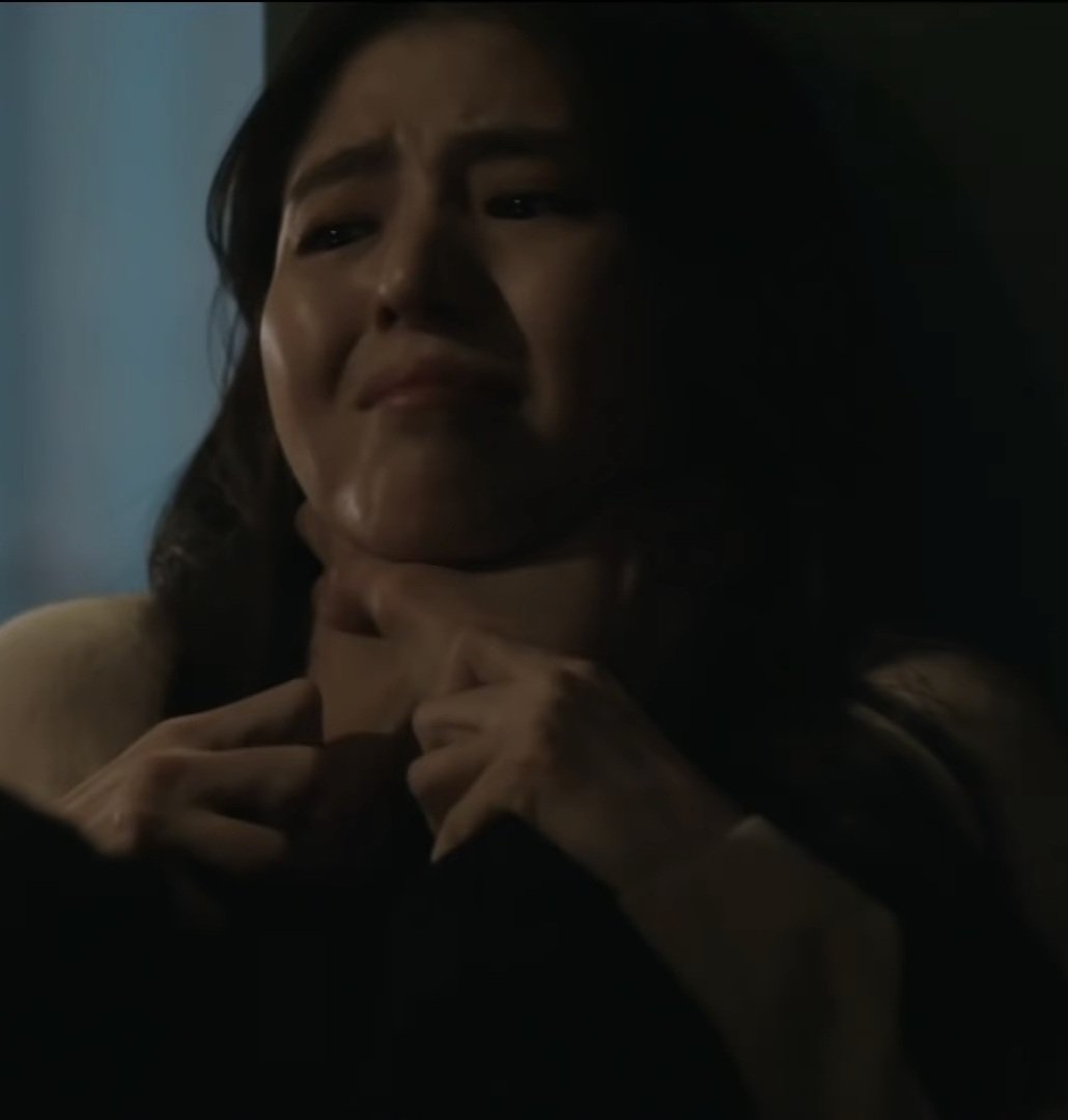delight_4718's tweet photo. This woman's neck... I want to strangle her until she faints. https://t.co/p2KUmt2q1B