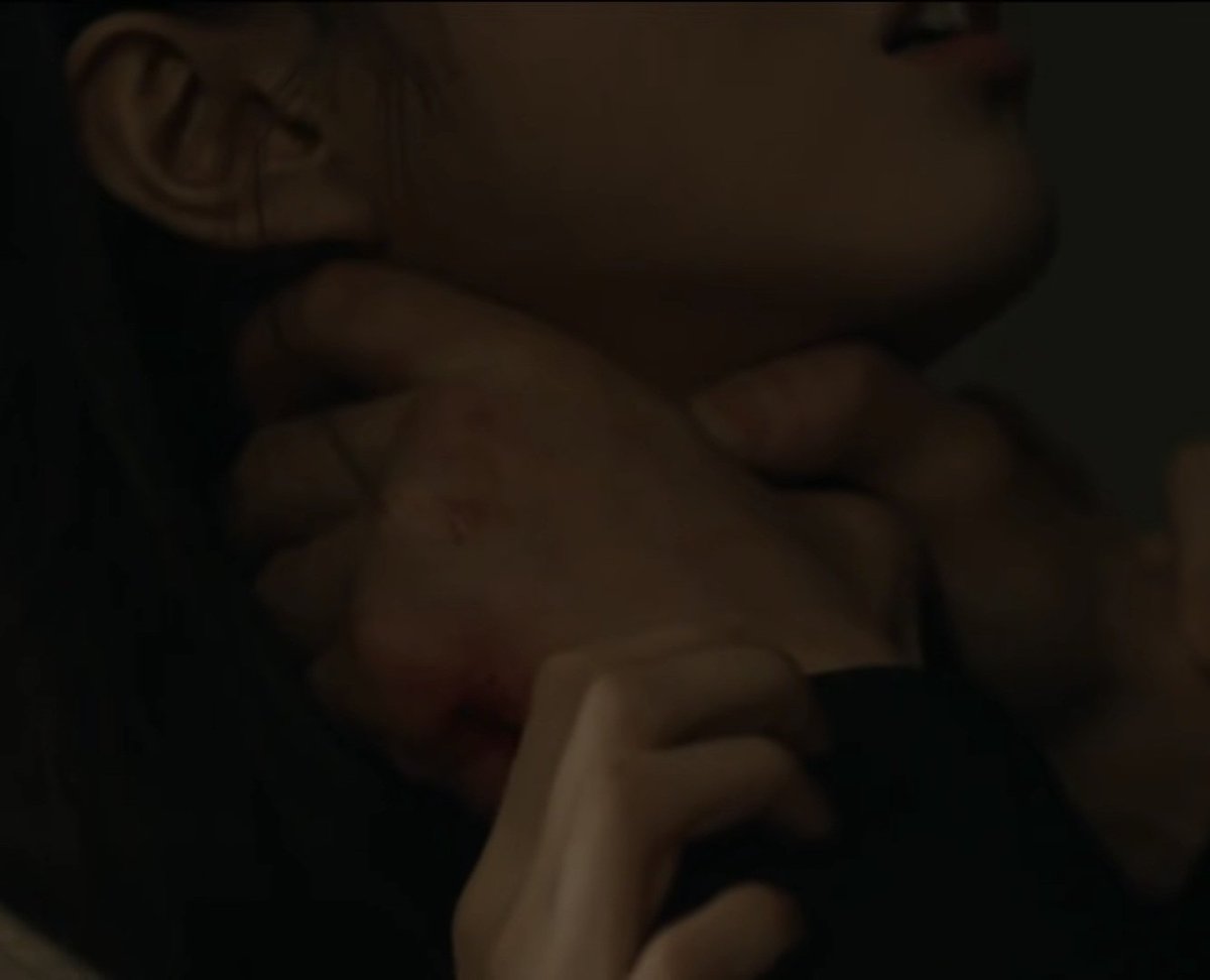delight_4718's tweet photo. This woman's neck... I want to strangle her until she faints. https://t.co/p2KUmt2q1B