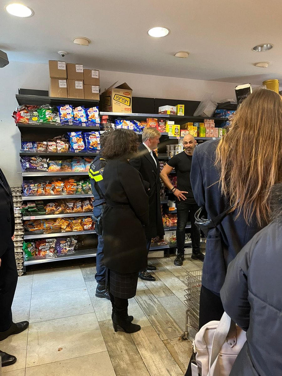 De koning brengt een verrassingsbezoek aan Joodse winkeliers.