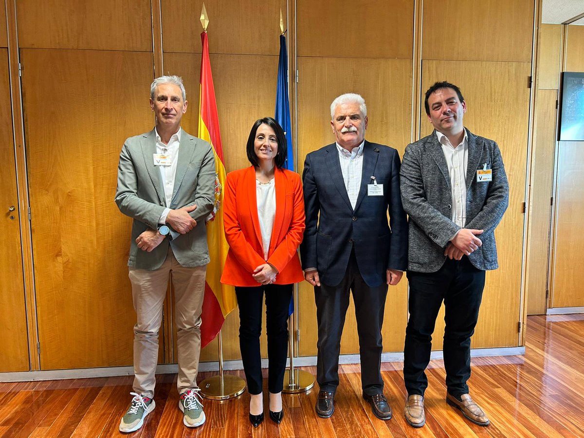 🔵FENIE, de la mano de Jesús Román, Secretario General, Fernando Pomar, vicepresidente 2º y Enrique del Valle, presidente de la Comisión de Industria de la Federación, se han reunido hoy con <a href="/Rebeca_Torro/">Rebeca Torró/❤️</a> , Secretaria de Estado de Industria <a href="/IndustriaGob/">SECRETARÍA DE ESTADO DE INDUSTRIA</a>  

#Hacemossector