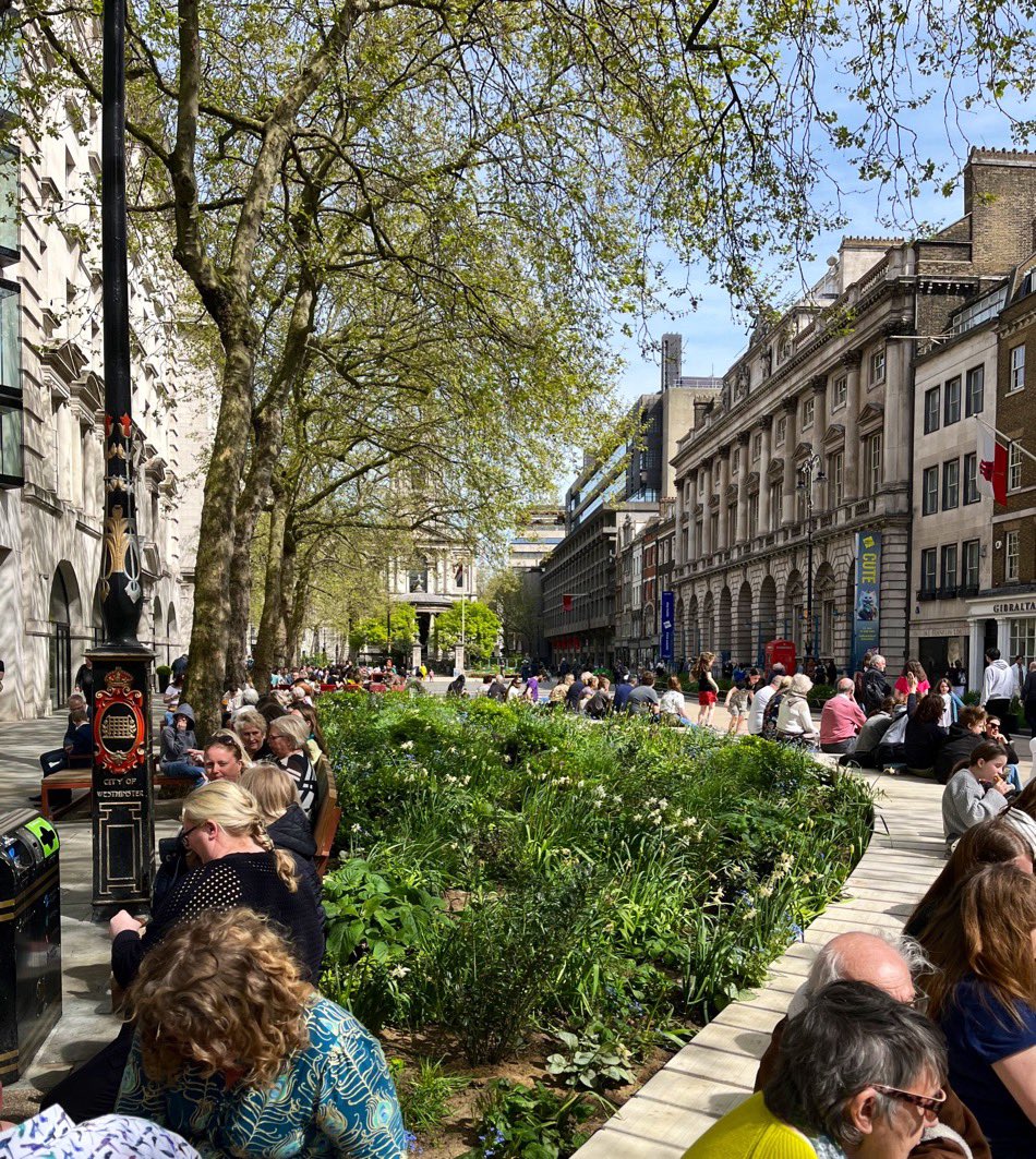 This part of the Strand in London used to be a congested road for cars. Now it’s a magnetic place for people. Good trade. It can feel hard to muster the vision and leadership needed for smart urban change. But it pays off with a better city. Gorgeous pic by @livinglondonhis.