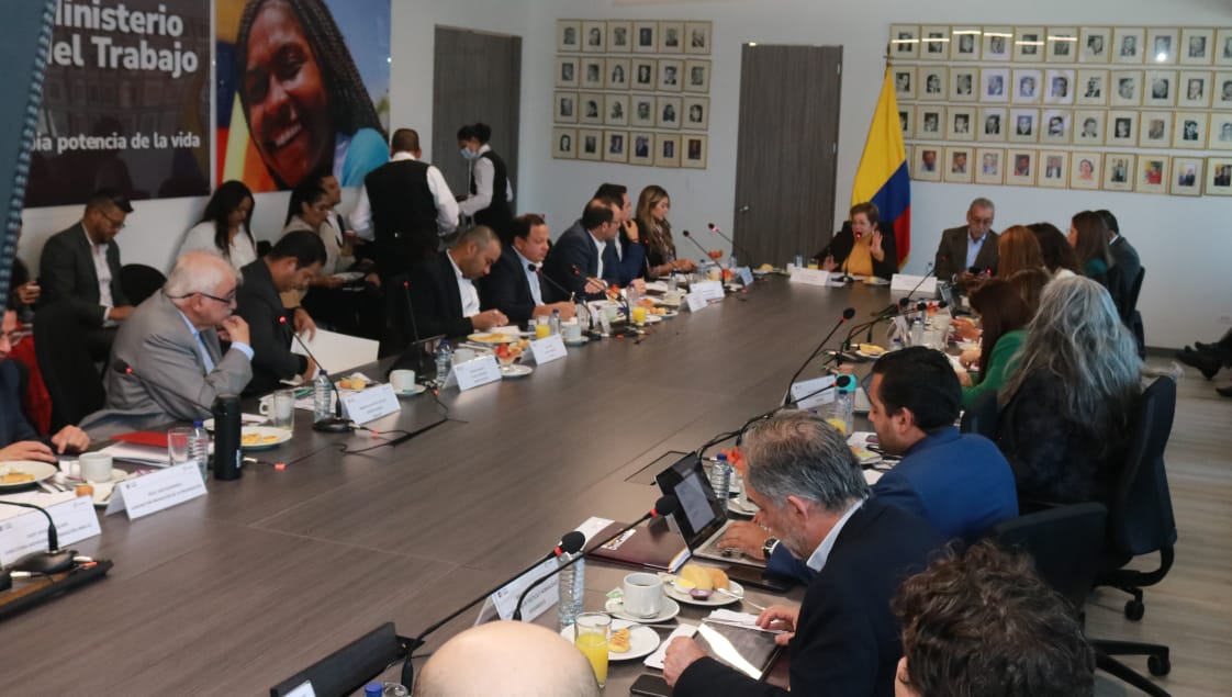 MintrabajoCol's tweet photo. A esta hora la ministra del Trabajo, @GloriaRamirezRi, se reúne con la gobernadora del Cesar, @elviamilenasd y los alcaldes de los municipios de la Jagua de Ibirico, el Paso Becerril, Agustín Codazzi y Chiriguaná para avanzar en la hoja de ruta del “corredor de la vida”. https://t.co/UkK9Y1ROBo
