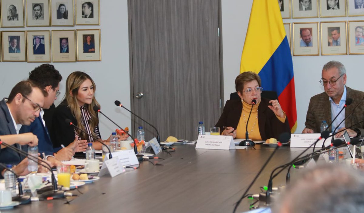 MintrabajoCol's tweet photo. A esta hora la ministra del Trabajo, @GloriaRamirezRi, se reúne con la gobernadora del Cesar, @elviamilenasd y los alcaldes de los municipios de la Jagua de Ibirico, el Paso Becerril, Agustín Codazzi y Chiriguaná para avanzar en la hoja de ruta del “corredor de la vida”. https://t.co/UkK9Y1ROBo