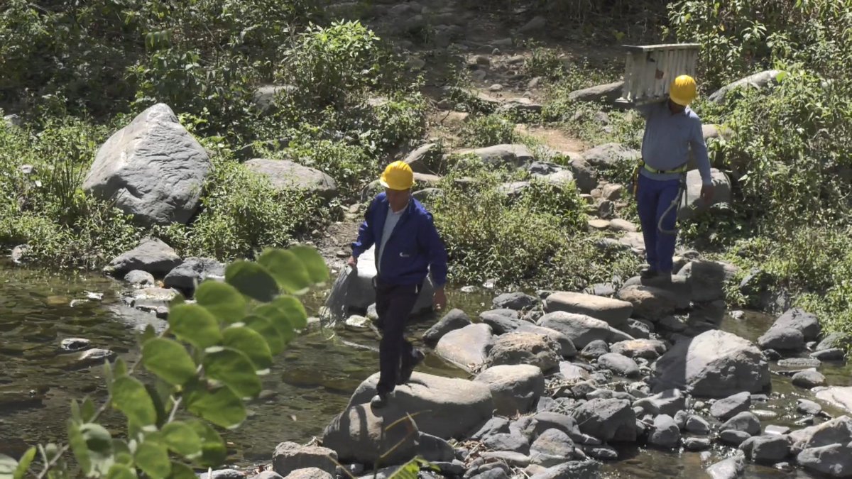 Hasta pequeñas comunidades 👥 en zonas de difícil acceso 🏞️ llegan nuestros trabajadores 👷💪, para acercar los servicios de telecomunicaciones 📲☎️ a sus pobladores.  
#InclusiónDigital