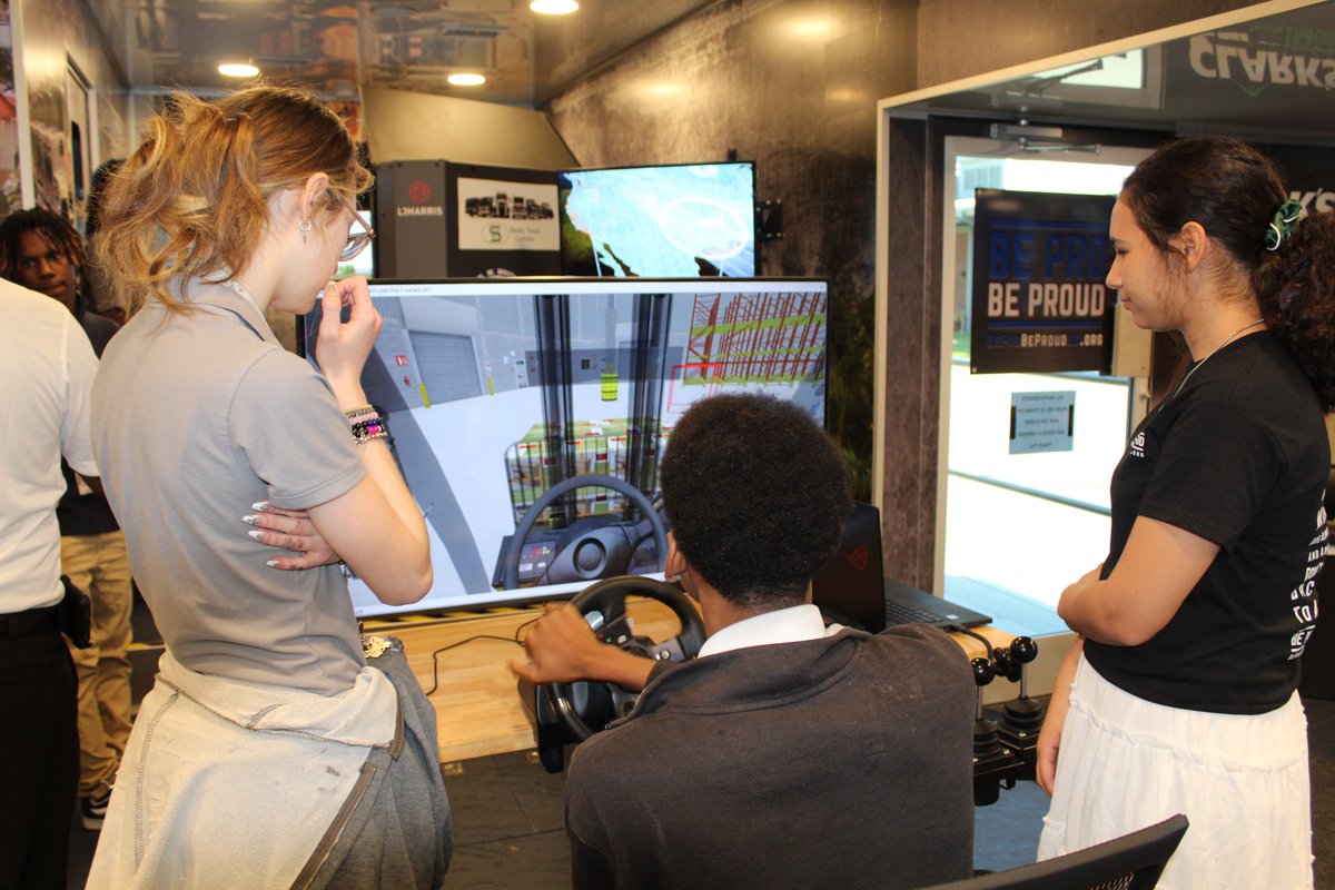 LexRich5Schools's tweet photo. 🚚 Today, the massive @beprobeproudsc trailer made its way to the @AFSWolfpack &amp; @cats_cte giving students an opportunity to see and test out through virtual reality some of the high-paying skilled and technical positions available in the workforce.
#CTEInSC #SouthCarolina https://t.co/d65zbZrnKQ