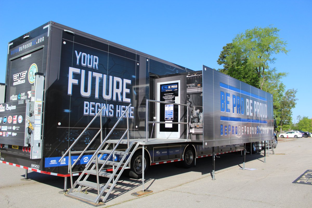 LexRich5Schools's tweet photo. 🚚 Today, the massive @beprobeproudsc trailer made its way to the @AFSWolfpack &amp; @cats_cte giving students an opportunity to see and test out through virtual reality some of the high-paying skilled and technical positions available in the workforce.
#CTEInSC #SouthCarolina https://t.co/d65zbZrnKQ
